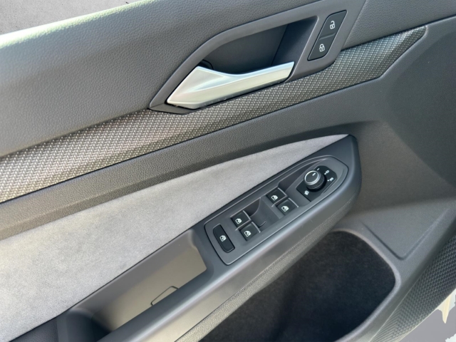 Golf VIII R-Line 1.5 eTSI DSG*Navi*LED*RüKa*SHZ*