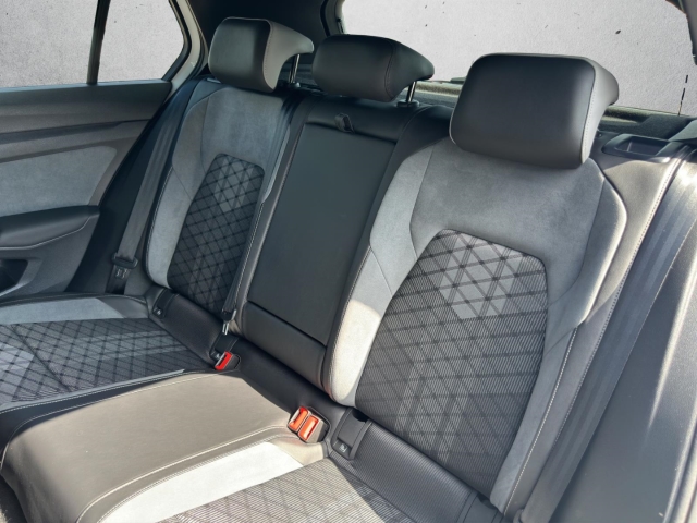 Golf VIII R-Line 1.5 eTSI DSG*Navi*LED*RüKa*SHZ*