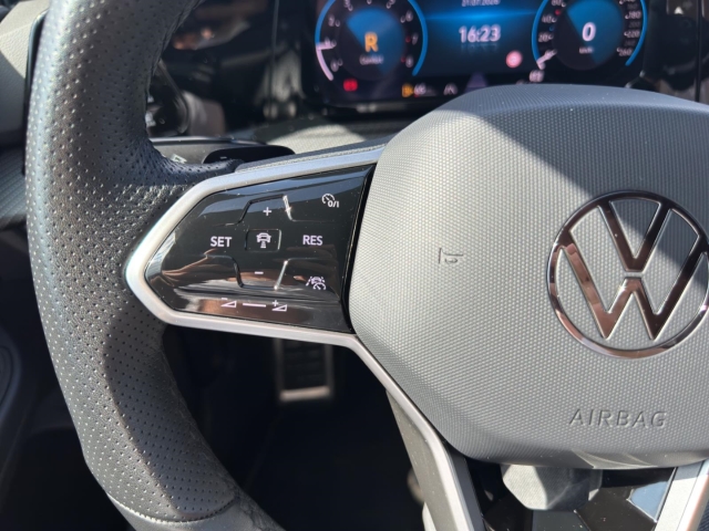 Golf VIII R-Line 1.5 eTSI DSG*Navi*LED*RüKa*SHZ*