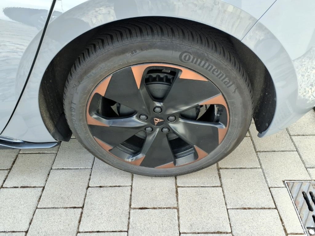 Born 62 kWh Dynamic*Navi*LED*ACC*RüKa*SHZ*